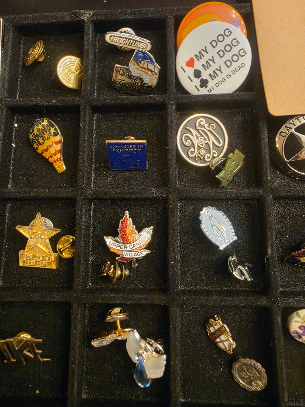 Lot Of Over 40 Pins/Buttons - Picture 3 of 8